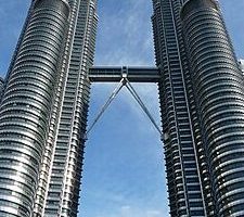 ڤيترونس Petronas